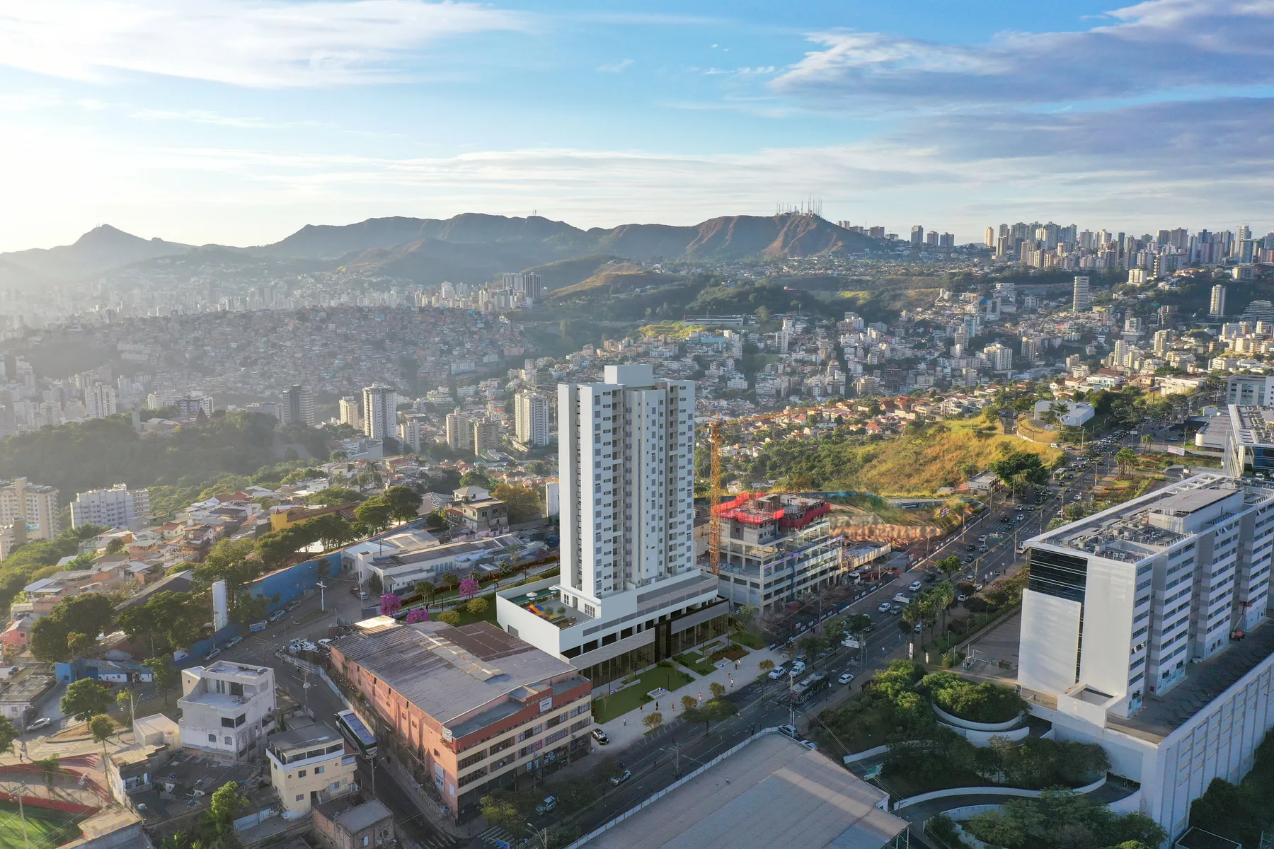 Vista aérea da Raja Gabáglia com o Sun Raja inserido e a Serra do Curral ao fundo